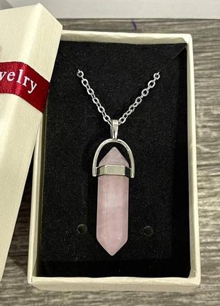 Кулон с натуральным камнем розовый кварц в виде кристалла шестигранника на цепочке в подарочной коробочке
