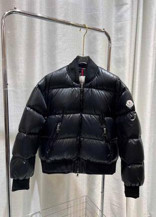 Жіноча куртка-бомбер в стилі moncler