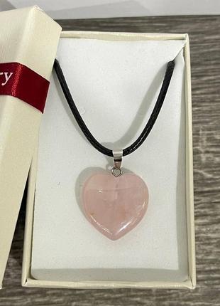Кулон с натуральным камнем розовый кварц в форме сердечка на шнурке в подарочной коробочке