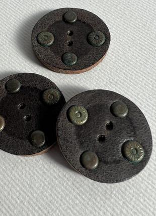 Ґудзик пальтовий шкіряний бронзове оздоблення 2отв коричневий 30мм пластик