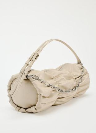 Zara неймовірна бежева кремова сумка жатка з ефектними ручками та ланцюжком
