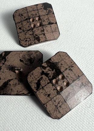 Пуговица пальтовая декоративная квадратная на ножке коричневая 35мм пластик