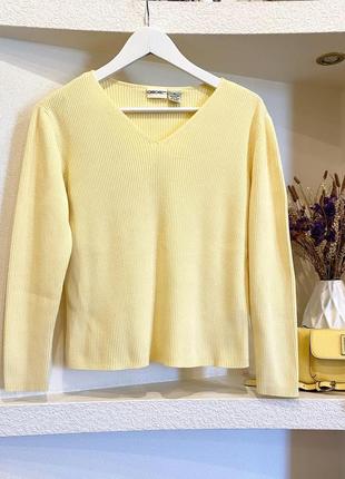 Пуловер в рубчик нежно-лимонного цвета