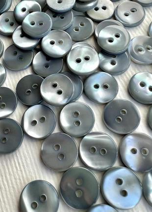 Ґудзик  сорочковий плоский з сірим відтінком 2отв блакитний 11мм мушля