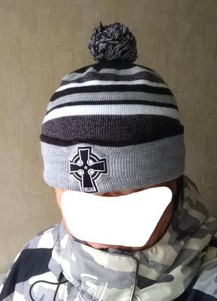 Класна трикотажна шапка з помпоном. клубна celtic
