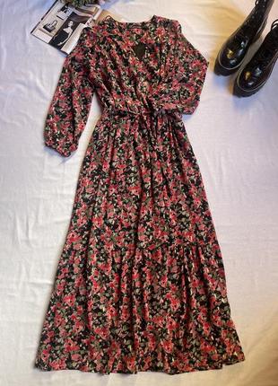 Яскрава сукня міді під пояс в квіти