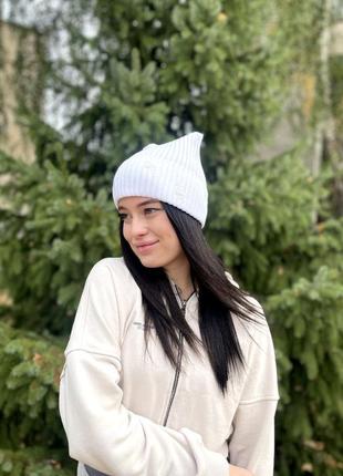 Белая шапка с ушками и спущенными петлями