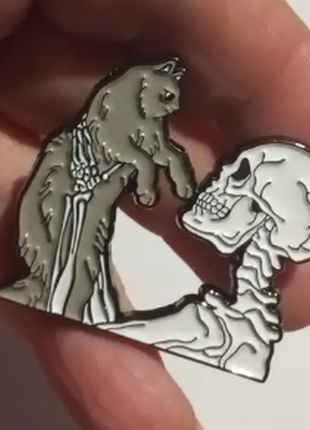 Брошь брошка значок пин хеллоувин скелет человека держит кота металл ужасы