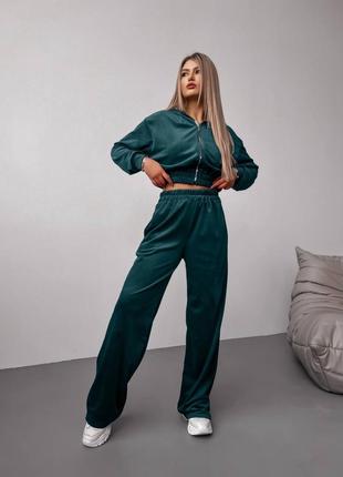 Велюровый спортивный костюм с прямыми брюками