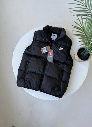 Жилетка від nike club з вишивкою на груді