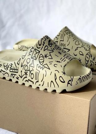 Adidas yeezy slide graffiti