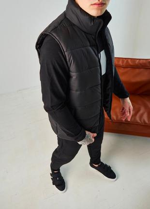 Спортивная мужская жилетка дутая безрукавка стильный жилет черная9 фото