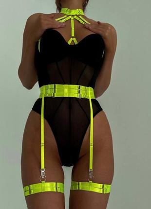 Эротический и модный женский сексуальный комплект нижнего белья боди + портупея + гартеры черный с желтым