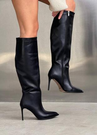 Черные кожаные сапоги на шпильке