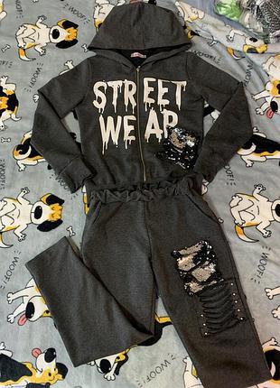 Класний спортивний костюм