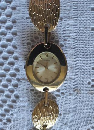 Жіночий годинник золотавий.
