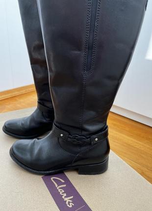 Трендовые кожаные сапоги clarks