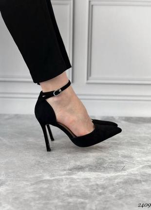 Круті жіночі чорні замшеві туфлі з ремінцем на шпильці