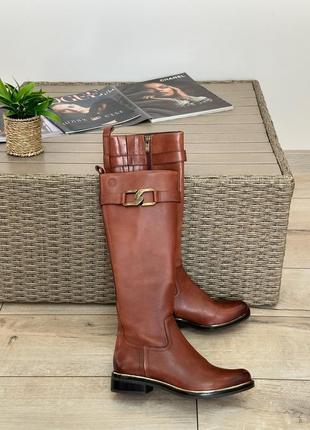Коричневі шкіряні чоботи труби з пряжкою