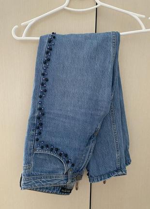 Джинсы с бусами