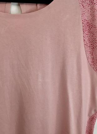 Розовая футболка с вырезом на спинке9 фото