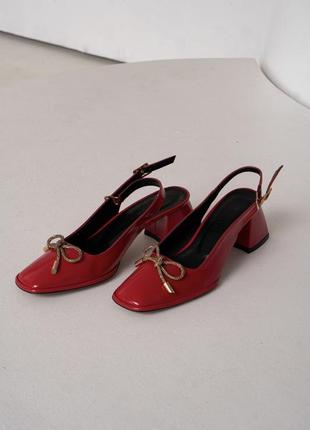 Классические лакированные туфли в ярко-красном цвете с бантиками