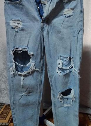 Рваные джинсы с высокой талией
