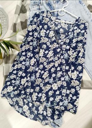 Блуза легка сорочка з квітами гудзиками.