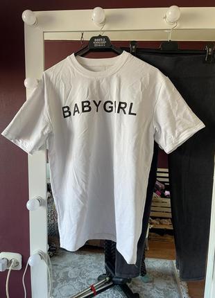 Біла футболка фірми cringe з написом babygirl