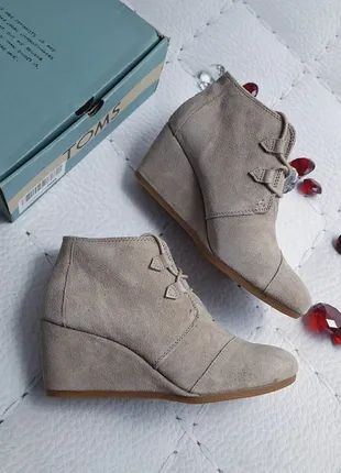Toms оригінал бежеві замшеві черевики на танкетці