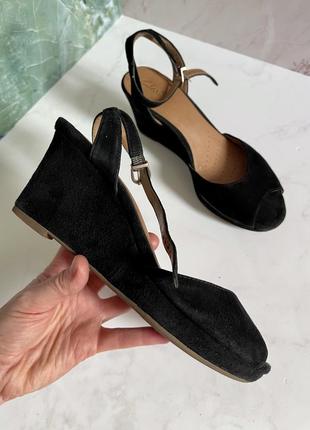 Замшеві босоніжки на танкетці clarks 38 розмір