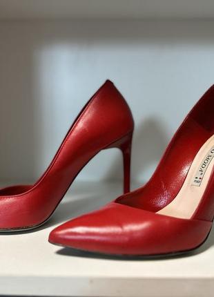 Червоні шкіряні туфлі