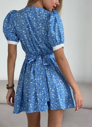 Женское летнее короткое голубое платье мини в цветочки с белым воротничком лето
