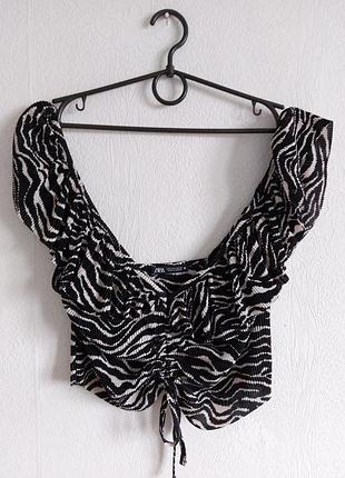 Актуальний топ зі стяжкою у принт зебри zara