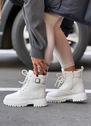 Ботинки зимние женские. белые и черные