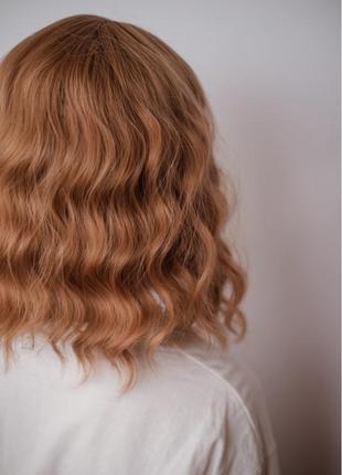 Светло русый волнистый парик с челкой и пробором средняя длина6 фото