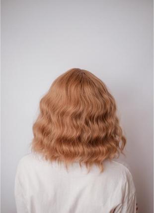Светло русый волнистый парик с челкой и пробором средняя длина5 фото