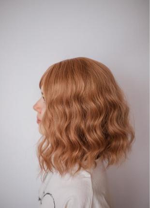 Светло русый волнистый парик с челкой и пробором средняя длина3 фото