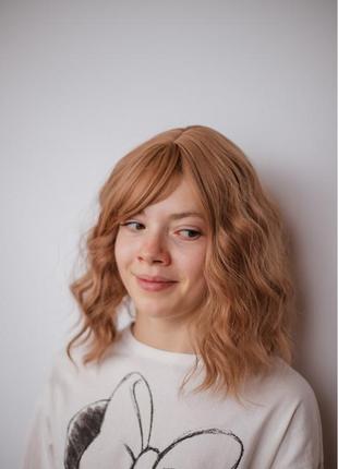 Светло русый волнистый парик с челкой и пробором средняя длина2 фото