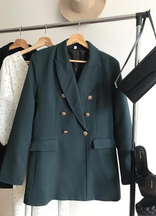 Піджак з золотими ґудзиками