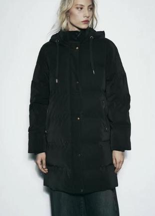 Трендовые удлиненные куртки пуховики парки zara