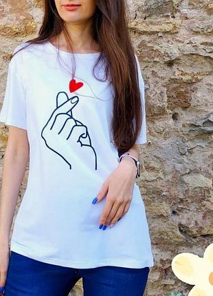 Тонкая футболка в белом цвете принт рука разм l новая