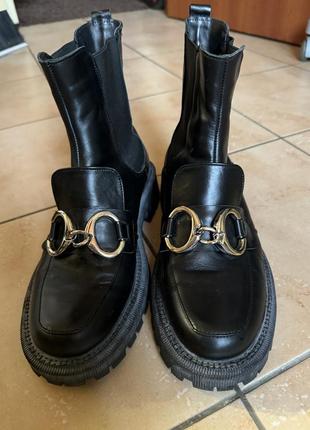 Черные деми челси с металической вставкой