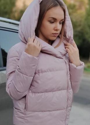Зимовий жіночий пуховик.