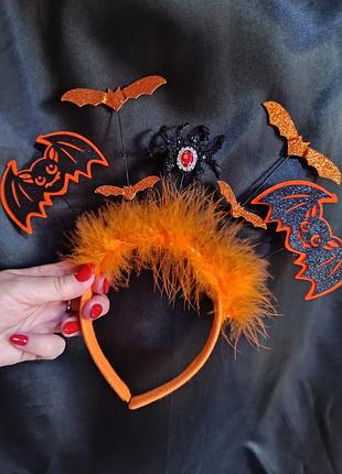Обручі з кажанами та павуками.
хеллоуїн