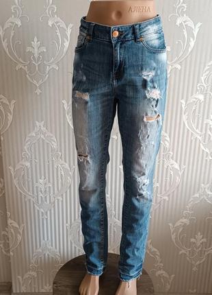 Стильные рваные джинсы с потертостями denim