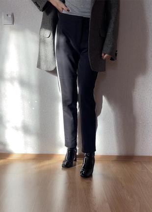 Базовые черные брюки zara с белыми лампасами3 фото