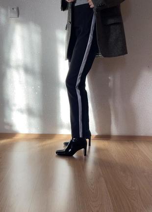 Базовые черные брюки zara с белыми лампасами2 фото
