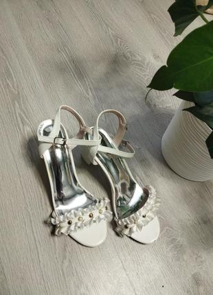 Шикарные босоножки
