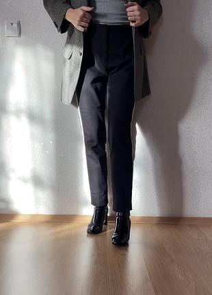 Базовые черные брюки zara с белыми лампасами